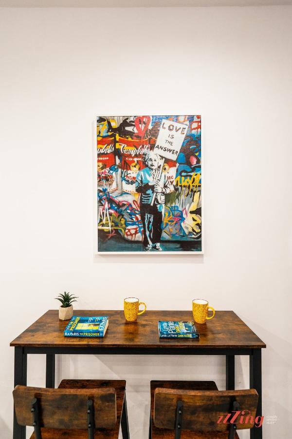 Music, F1 & Fashion Fun In Apartment *